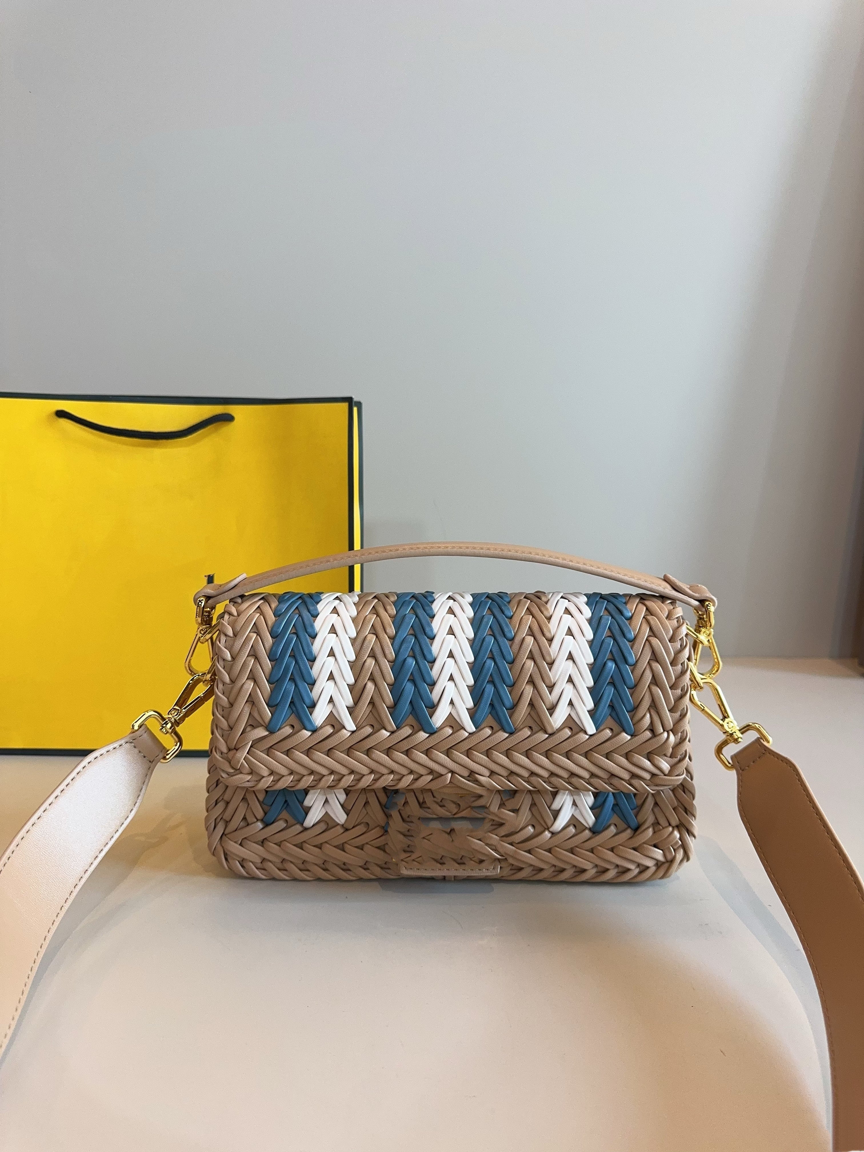 A580-AAAA Small Fresh Lily Flower Cosmetic Bag - Portable Travel Skin Care Storage