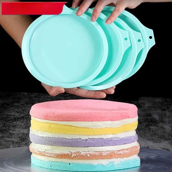 Create stunning and impressive layered cakes with this gorgeous and durable silicone kitchen tool set. This setting includes 4-6-8 i Y250113