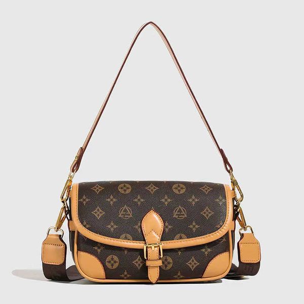 Designer Bags Shoulder Bag Leather Old Flower Diane Handbag Baguette Canvas Wide Strap Embroidery Design Embossed Letters Stylish 02