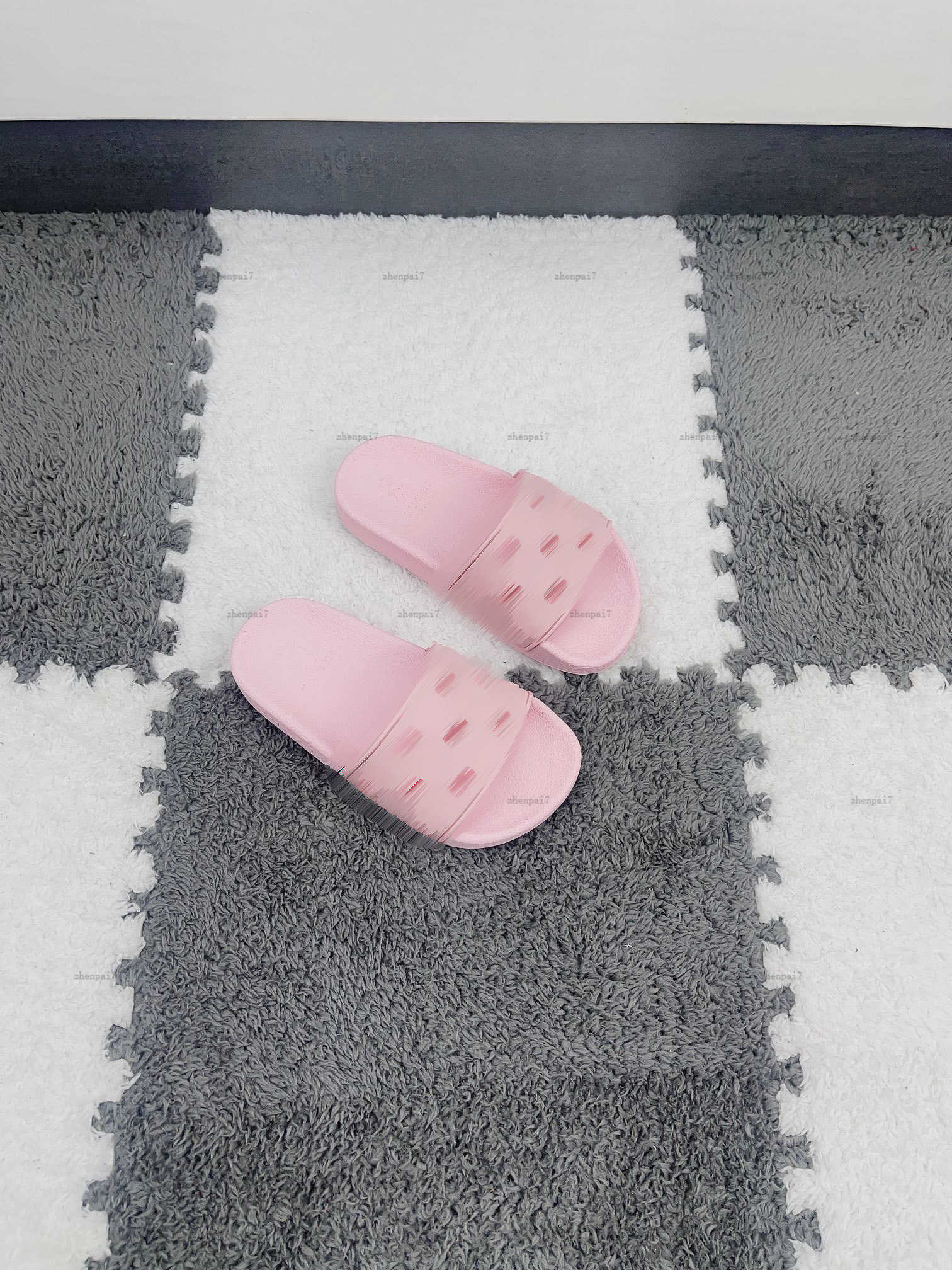 Top designer slides fashion Kids Sandals Logo hollow out design baby Slippers Size 26-35 Summer Child Shoes Box Packaging