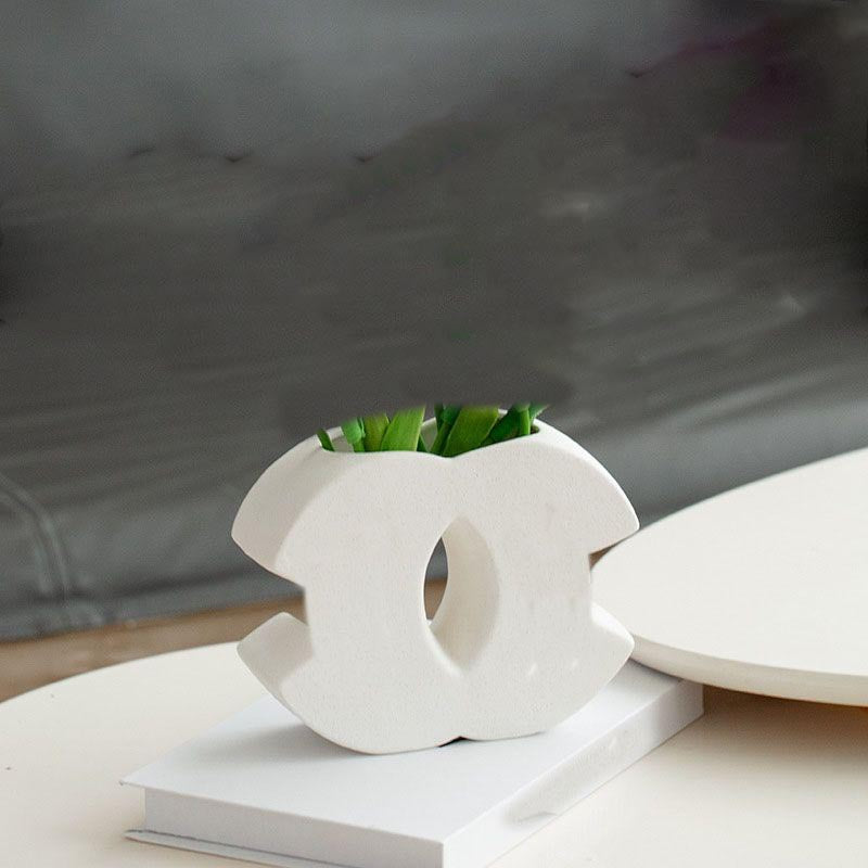 Ceramic vase designer classic shape white vase INS style high-end floral vase cream style Nordic Dining table decoration vase home entrance ornament