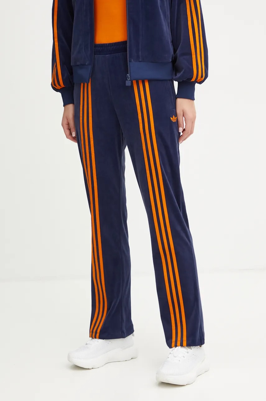 Donji dio trenirke od velura adidas Originals 70s Velour Track Pant boja: tamno plava, s aplikacijom, JN8290