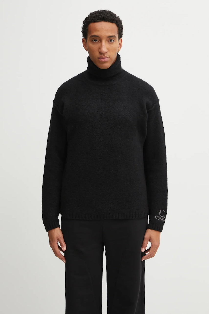 Pulover s dodatkom vune C.P. Company boja: crna, tople, s dolčevitom, 19CMKN281A110509A