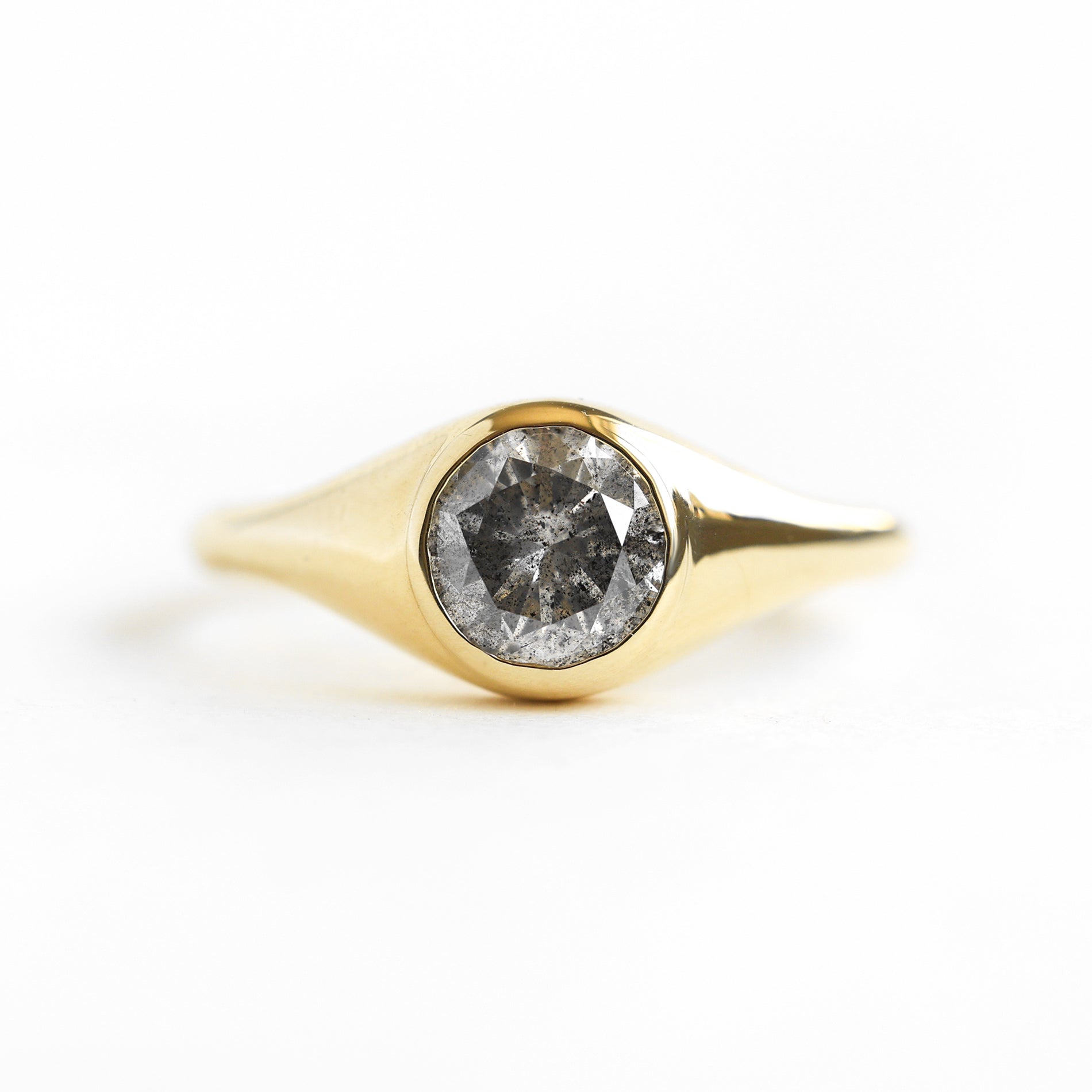 SALT AND PEPPER DIAMOND RING - 18k yellow gold