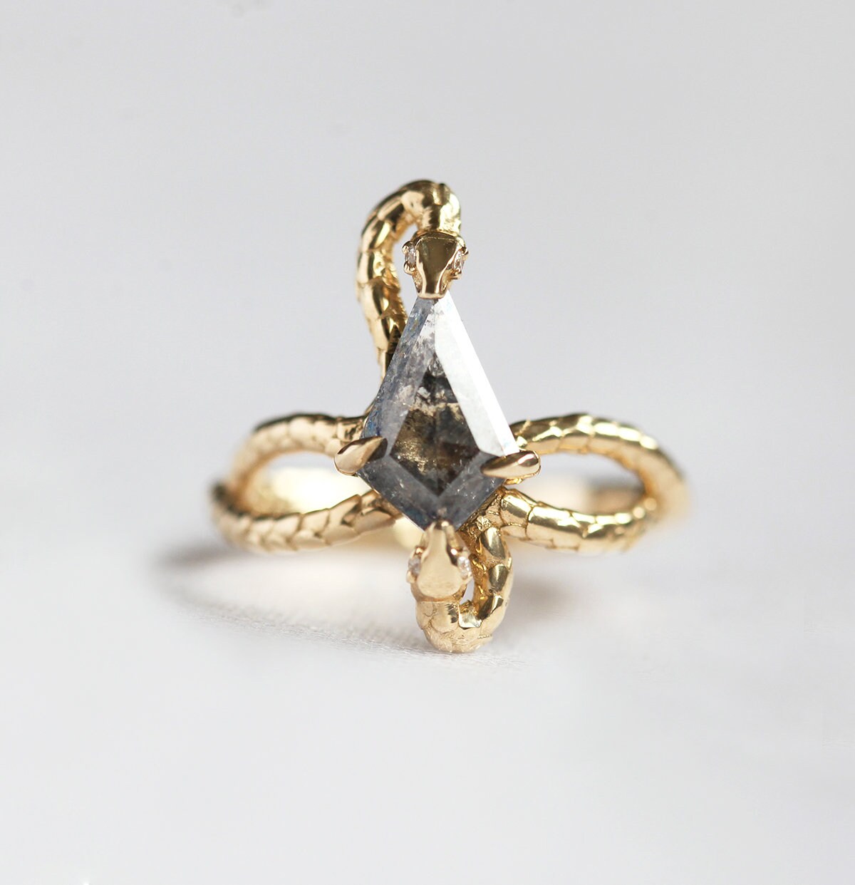 SNAKE KITE SALT AND PEPPER DIAMOND RING - 14k yellow gold