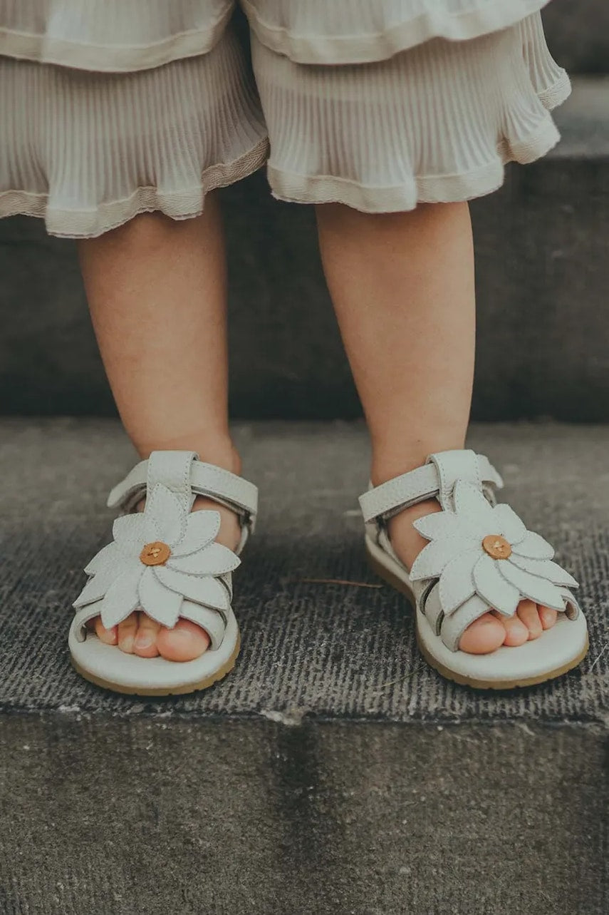 Otroški usnjeni sandali Donsje Iles Fields Sandals Daisy bela barva, 2025102