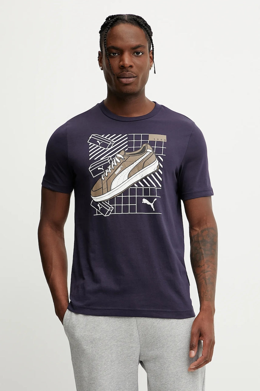 Bombažna kratka majica Puma GRAPHICS Sneaker mornarsko modra barva, 684830