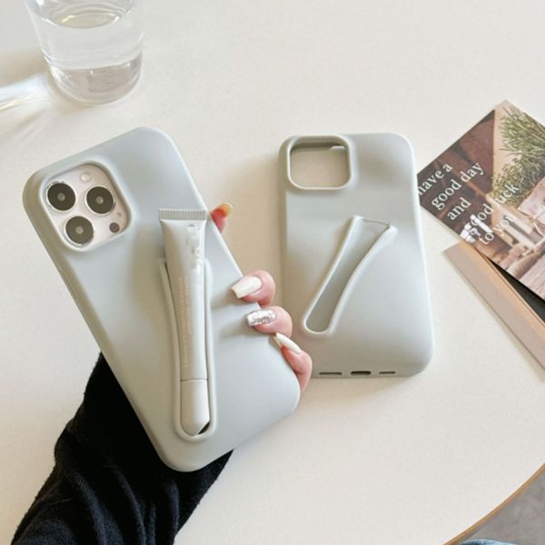 Hai New Designer Portable Design Gloss Lipstick Lip Balm 3D Make-Up Silicone Phone Case for iPhone 15 14 13 12 Pro Max Lipgloss Holder Cover