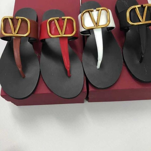 Sandals 2023 new flat bottomed low heel clip on button slippers flip flops plus size womens sandals beach shoes fashionable outerwear J24120