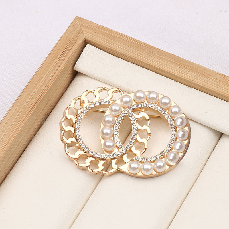 Simple Letter Brooches Geometric Bronze Sweater Suit Collar Pin Brooche Fashion Mens Womens Crystal Rhie Pearl Brooch Wedding Jewelry
