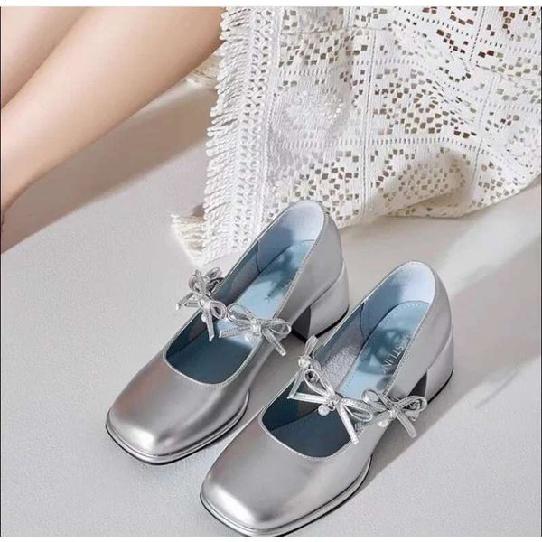 2025Shoes Mulher FL ATS Elegante e elegante nó de arco raso vestido de pérolas de pérolas nos saltos da borboleta