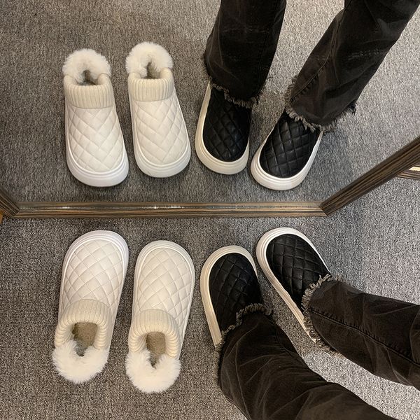 Snow boots for women in winter thickened with fleece to keep warm throughout the entire winter season