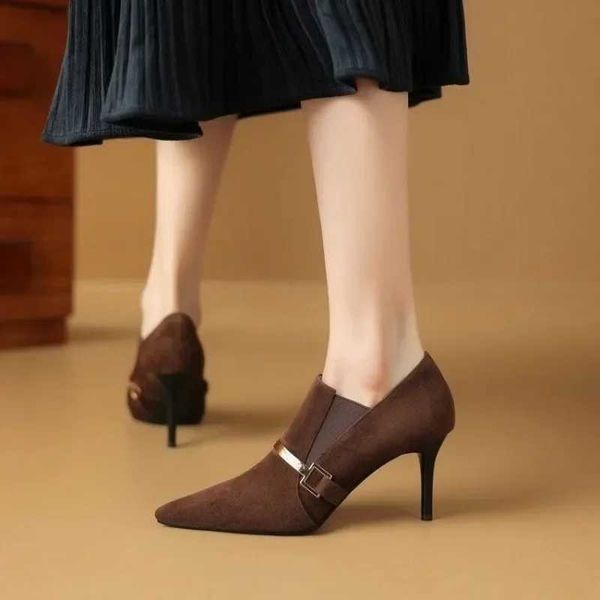 Ladies Shoes 2024 Roma salto alto salto alto bombas de vestido feminino decoração de metal pontiagudo de ponta de salto fino sapatos womennc
