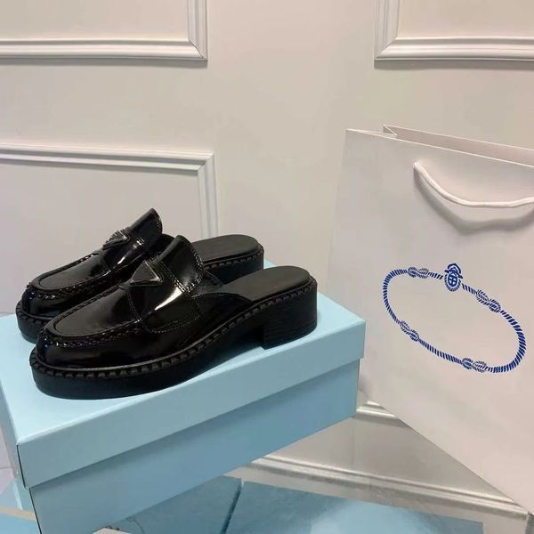 Monolito de designer Mocos de couro preto Shoes Patente Matte Loafer Black Sneakers Soakers Manomotores femininos Plataforma à prova d'água