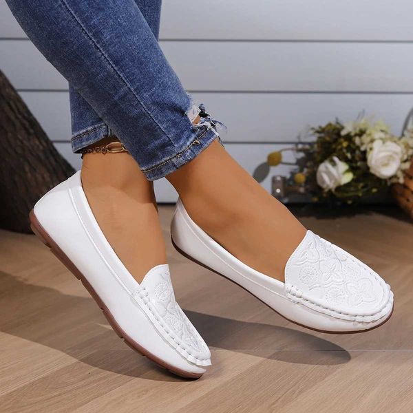 Casual Shoes Womens casual single shoes are fashionable and versatile with a flat bottom thickness of one foot suitable for comfortable Mary