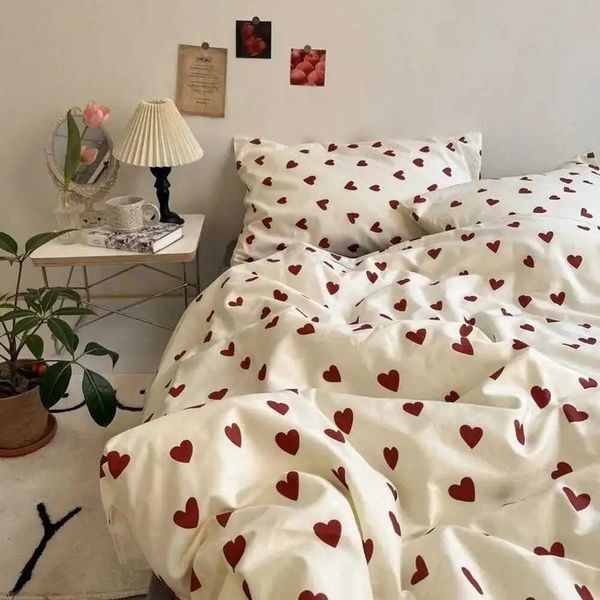 Bedding sets 4 pieces of Korean style bedding with heartshaped printing for children and adults double size bed flat sheets linen down duvet