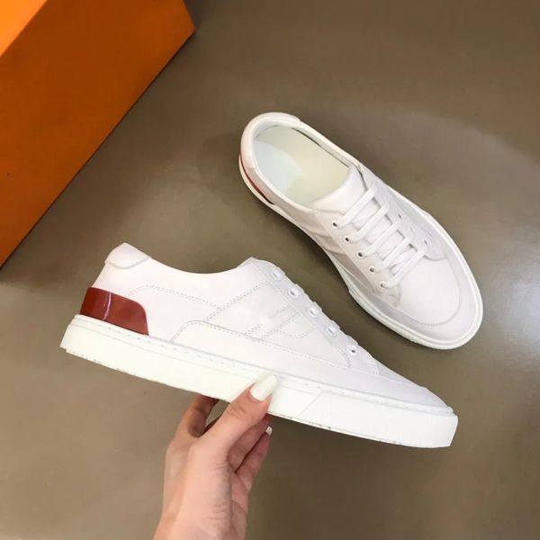 Famous Brands Man Sneakers Shoes for Men Technical Calfskin White Black Walking Design Treinadores de borracha de borracha UE 38-45