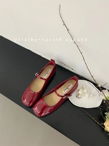 Flat Mary Jane Sapatos femininos French Retro Button Single Red Patent Leather Shoes de balé Tamanho da tendência 33-44 241204