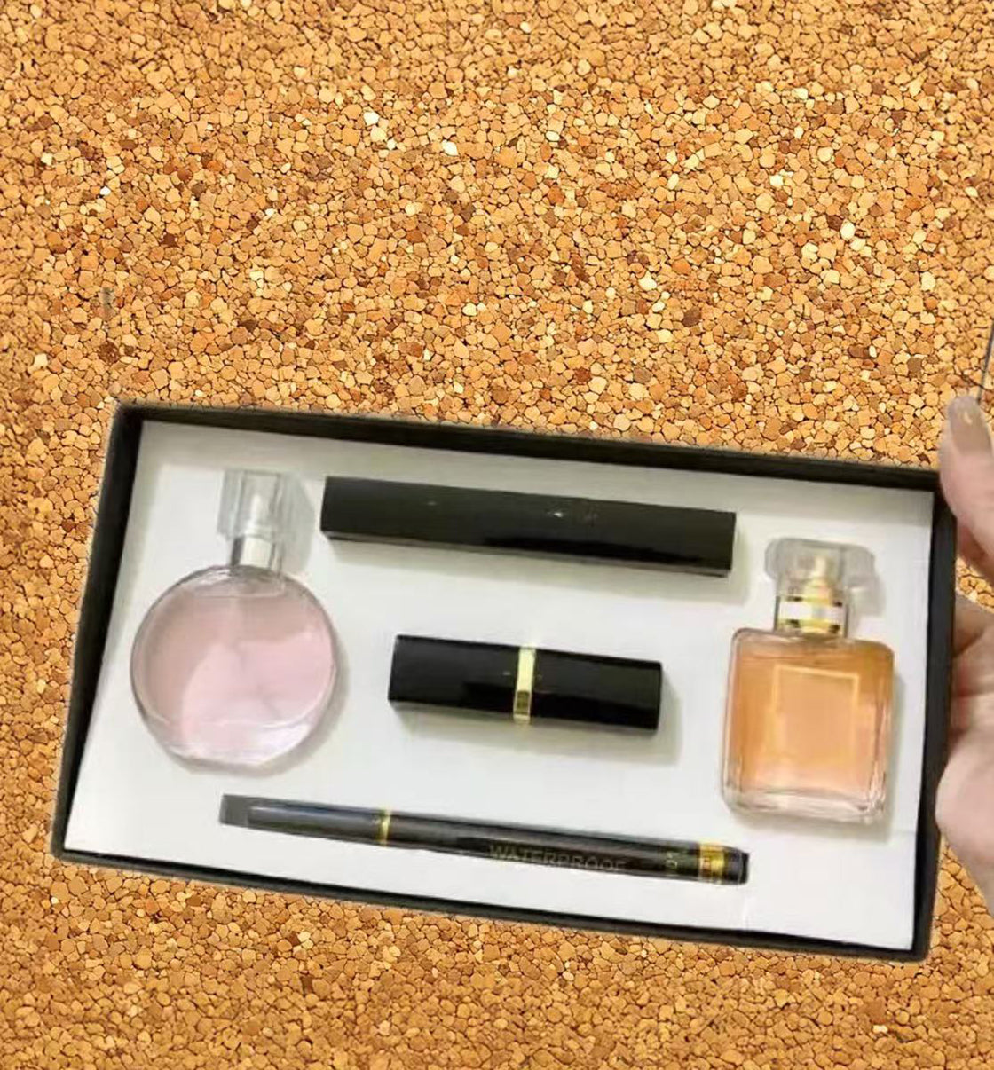 Classical Oud Maracuja Stallion Hibiscus Mahajad Fragrance Eye Shadow Palette Matte Lipstick 15ml Makeup Set Collection Perfume 6 in 1 Cosmetic Kit