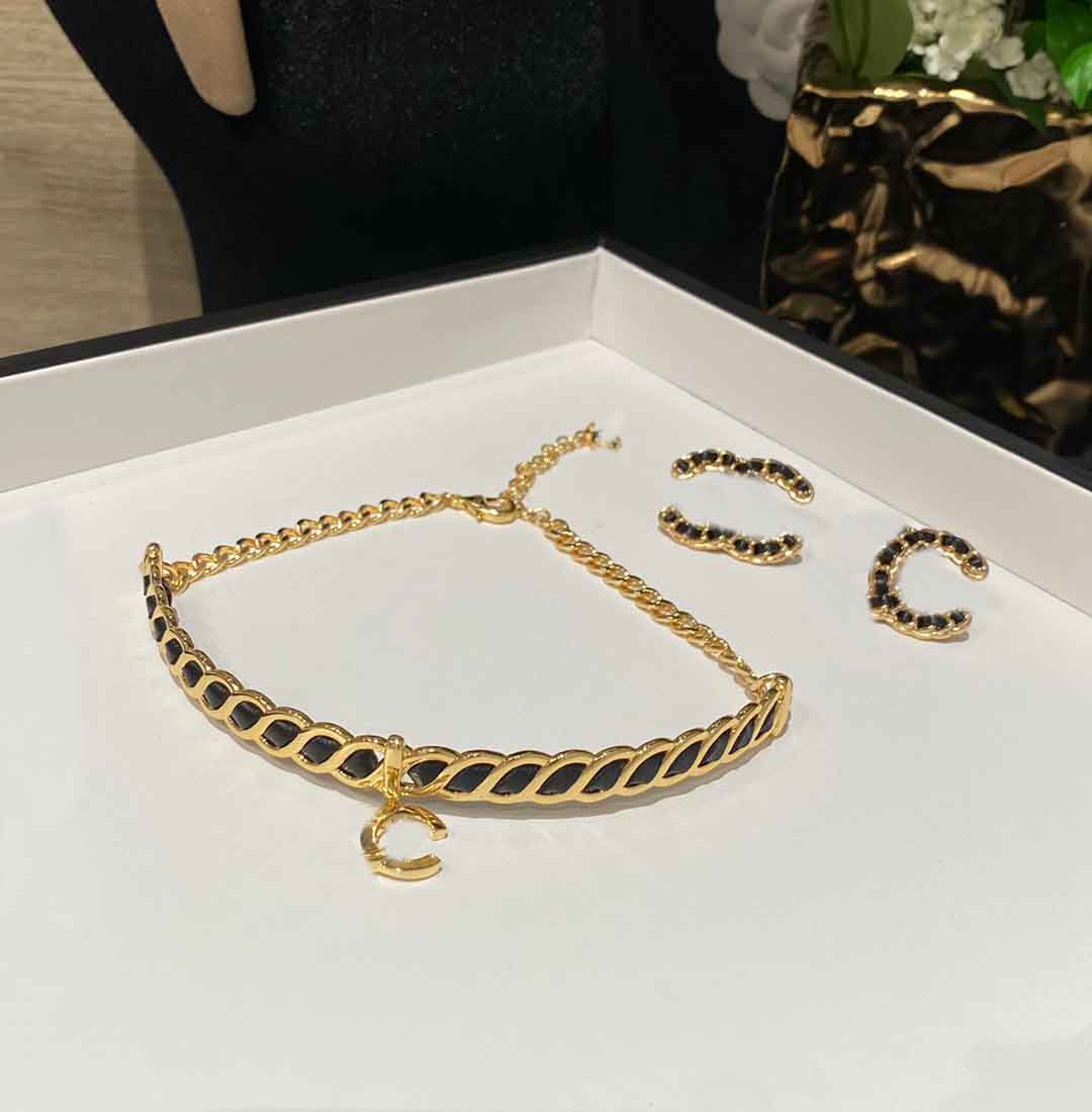 2024 Luxury quality charm choker pendant necklace with black color design in 18k gold plated have stamp box Stud earring PS6661