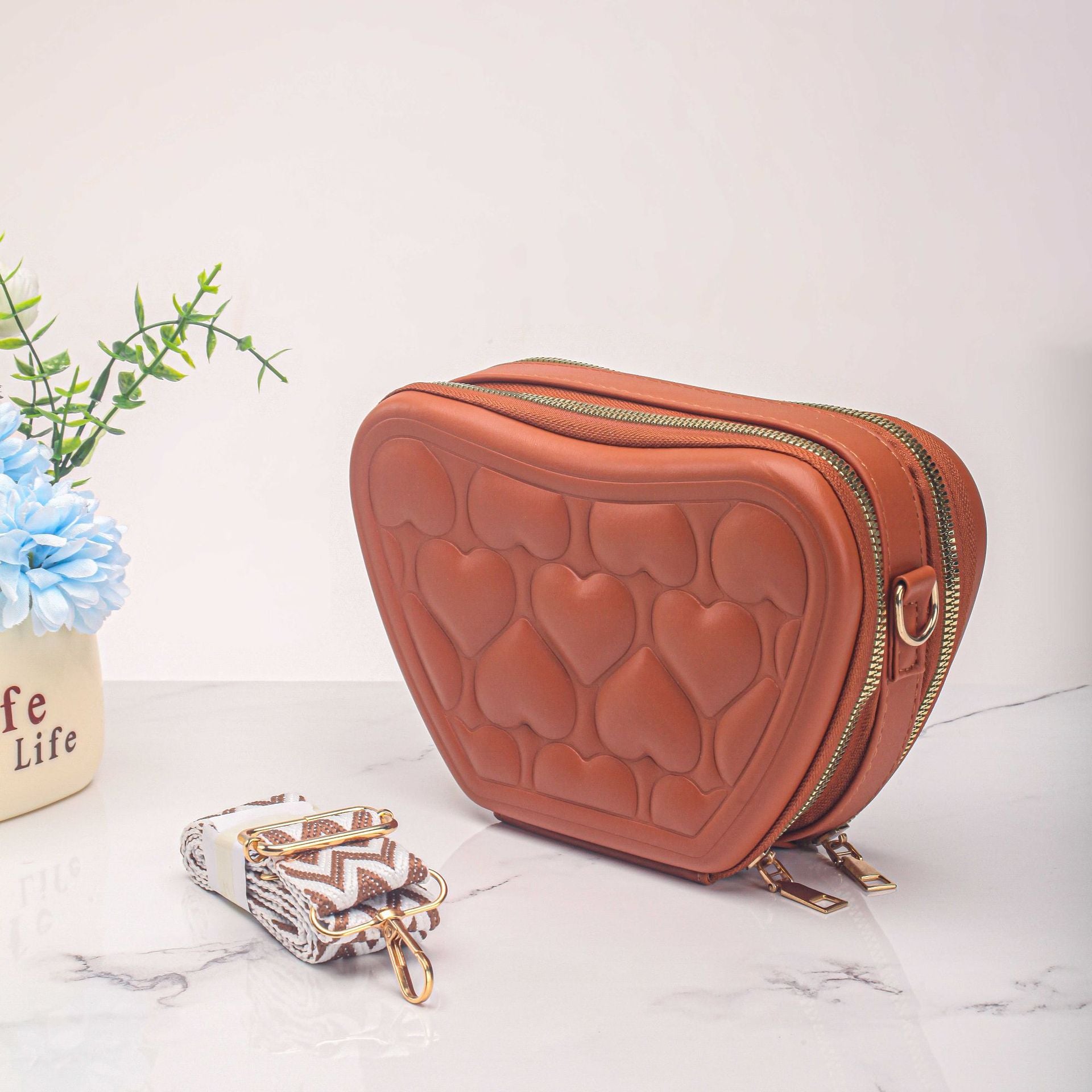 L246M Large capacity portable love cosmetic bag, simple makeup brush storage bag, portable travel toiletry bag