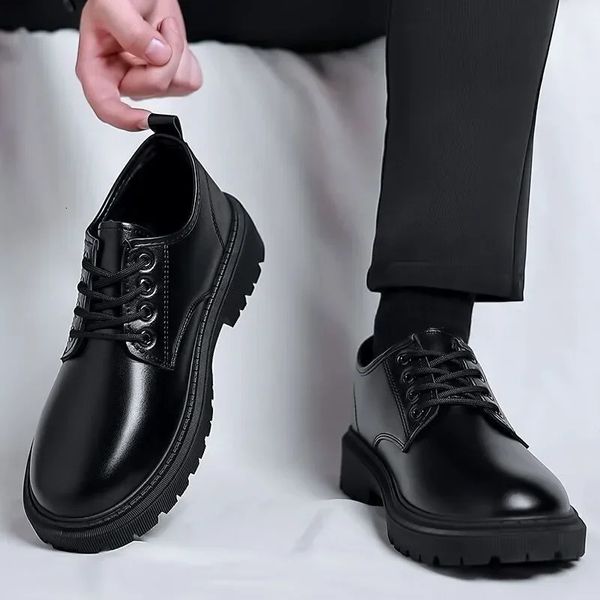 Plataforma de couro da Coréia Oxfords escorregar em toutom shoes machos slowers casuais mocos machos de dedo do pé formal 241112