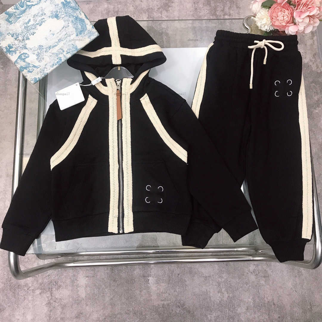 Top baby Coat set Black design Tracksuits Kids designer Clothes Hooded jackets and Strap design casual pants A946X26N000