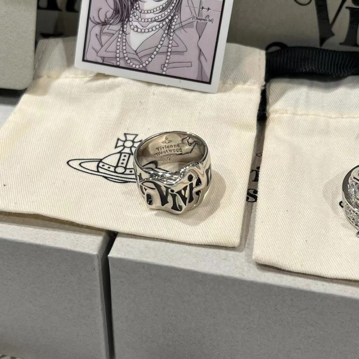 Designer Vivienes Westwoods Queen Dowager Belt Buckle Super Cool Ring for Women Neutral Dark Saturn Fashion Versatile Couple Ring Fashion