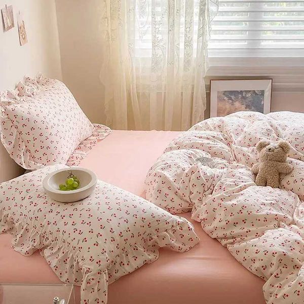 Ins Girl Bedding Set Heart Cherry Duvet Set With Double Layer Yann Pink Four PIECE Set Simple Washing Cotton Bed Sheet Bed SheetC250111