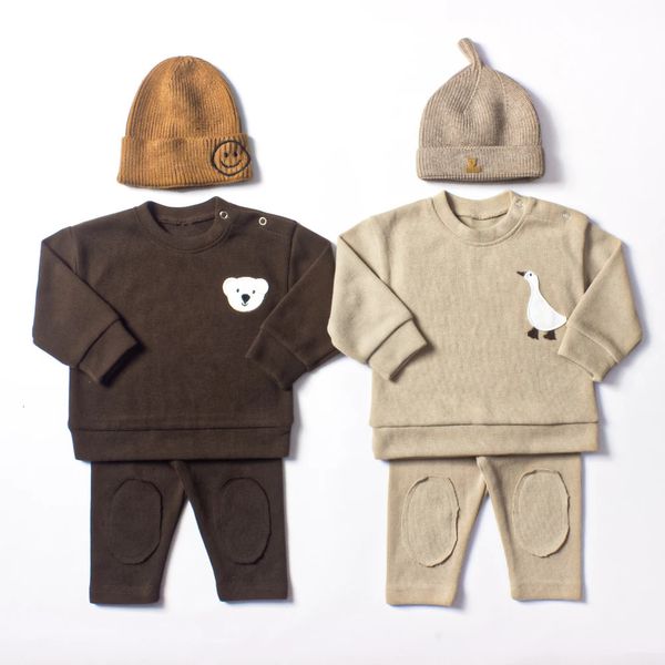 024M born Baby Girls Boys Clothes Set Outfit Little Bear Goose Embroidery Oneck Tops Long Pants Kids Clothing 240625