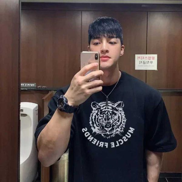 Camisetas masculinas 2024 Muscle Fitness Suit Mens Dog Brothers Sports de manga curta Treinamento respirável solto Moda de camiseta de manga