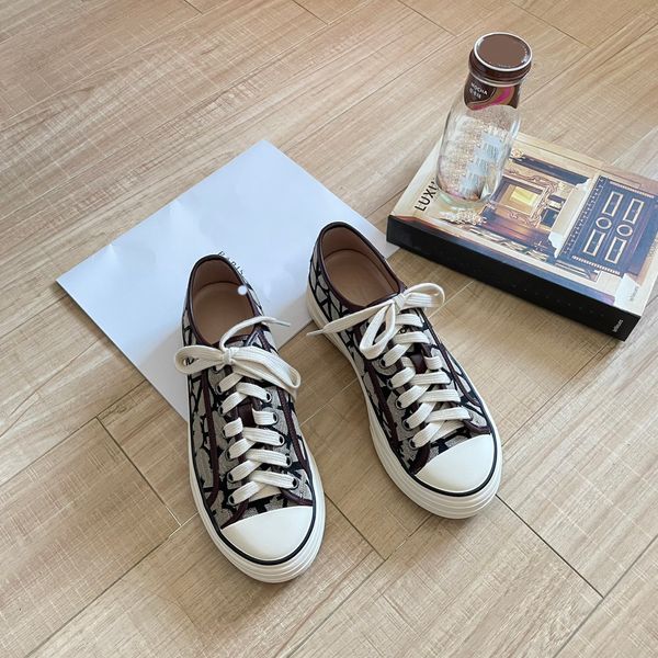 Spring New Lace Up Up Shoes de lona impressa para mulheres Sapatos casuais da moda para casais Design clássico de sapatos de sapato único
