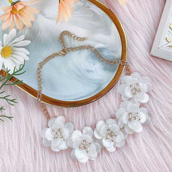 Collares babero de concha natural con flores para mujer