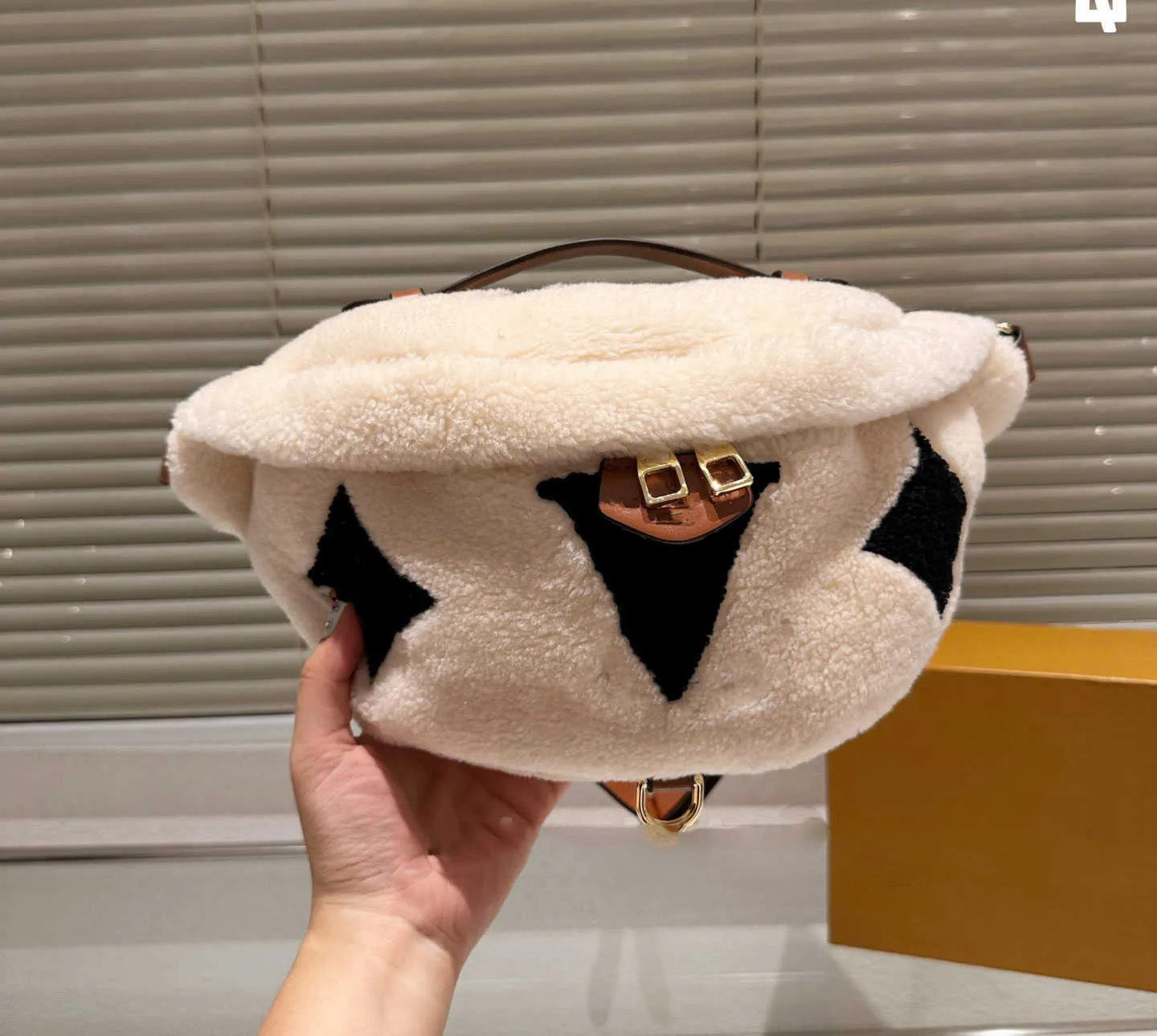 Designer Winter Teddy Waist Bag Designer Chest Bags Crossbody Lamb Wool Genuine Soft Fur Bumbag Classic Shoulder Belt Bag 801889 BFG2505145