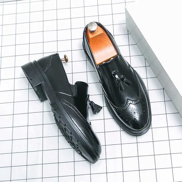 Dress Shoes Hot Selling Mens Brogue Shoes Europe America Low Top Soft Soled Loafers Fringe Design Mens Leather Casual Shoes Versatile z24110