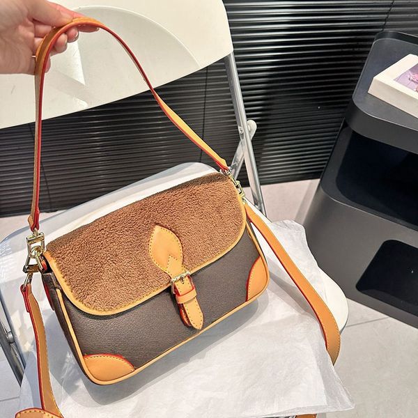 Vintage Female Designer Soft Wool Clamshell Bag Adjustable Shoulder Strap Handbag High Capacity Casual Walker Shoulder Bag Crossbody Bag 25x