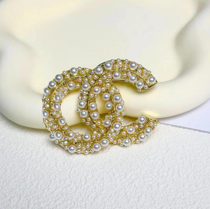 Famous Gold Brand Luxurys Desinger Letter Brooch Women Pearl Letter Brooches Suit Pin Fashion Jewelry Clothing Decoration Accessories