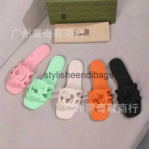Slippers 2025 Novos chinelos de verão femininos de fundo plano Moda Hollow Shoppers Beach Shoes H241219
