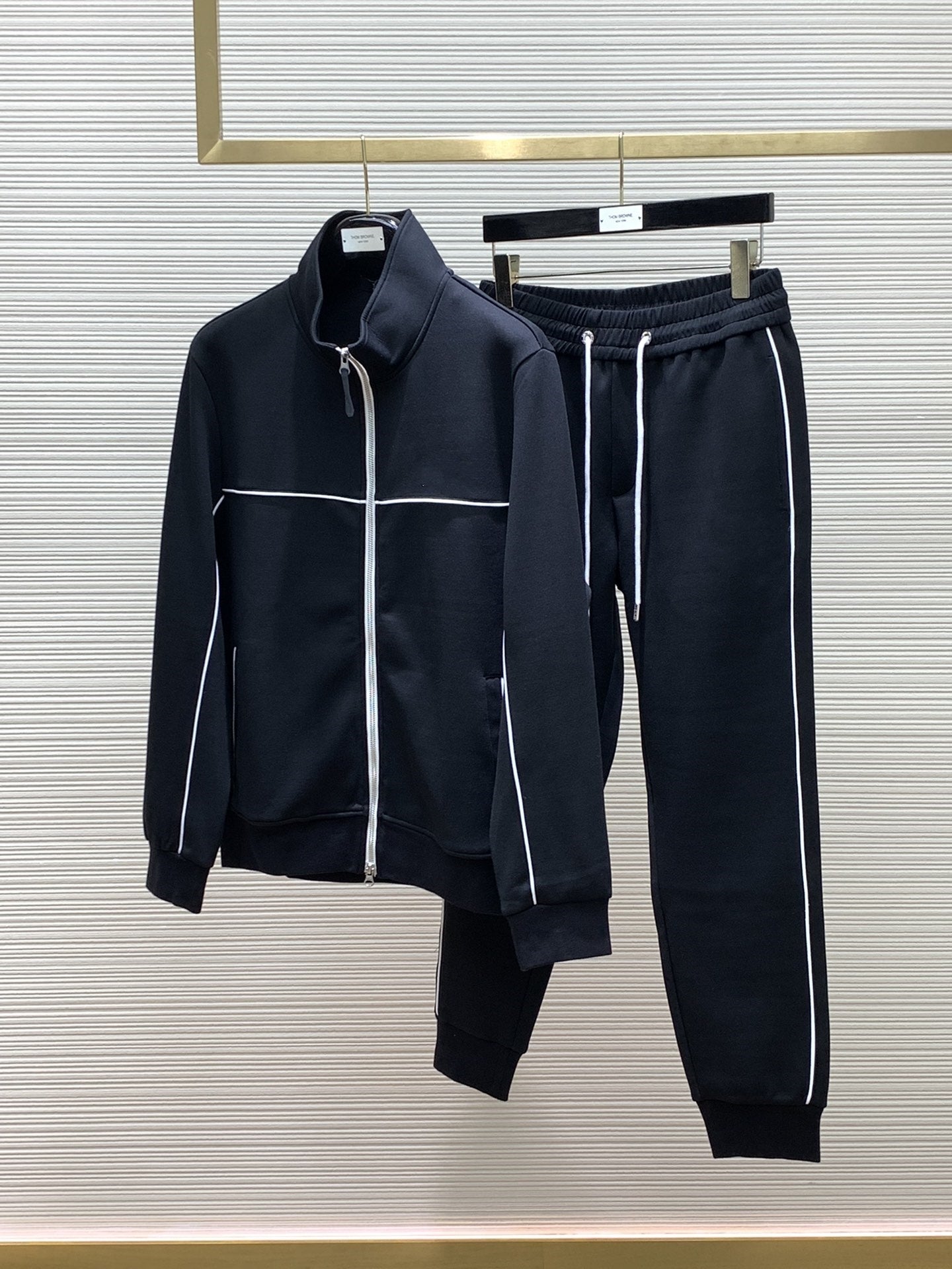 881866 Mens down jackets Stylist Coat Parka Classic Puffer Jacket Hooded Thick Down Coats Womens Feather Windproof Outerwear Set of top and pants