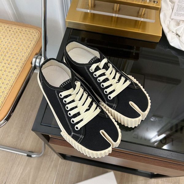 2024 Designer Tabi Casual canvas shoes men women Split-toe shoes lace-up Black white brown Graffiti upper flat trainer Outdoor sneakerse6tm#