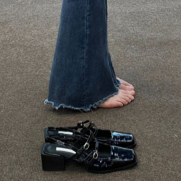 Women Casual Shoes Flat Bottom Outdoor Fashion Wear Patent Leather Sandals Triple Black Beige Burgundy Free shipping