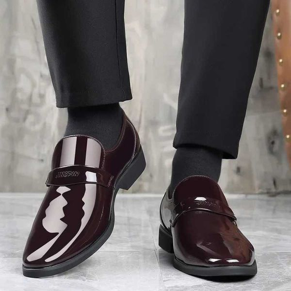 Men Sapatos de couro formal Autumn Autumn Patent Leather Casual Oxford Mocassin Flash Men use Shoes de couro resistente