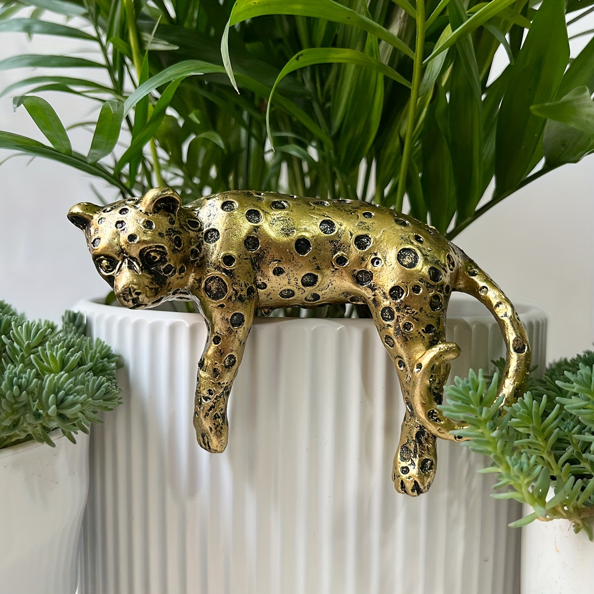 TEMU 1pc Elegant Resin Leopard Garden Statue Art , Intricate Pattern, Rustic Outdoor Sculpture For Day Father's Day, Durable Planter Decoration