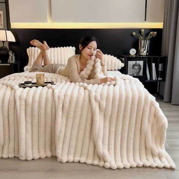 Blanket New Artificial Rabbit Plush Autumn Warm Blankets for Beds Soft Coral Fleece Sofa Throw Blanket Comfortable Thicken Bed Sheet Z241021