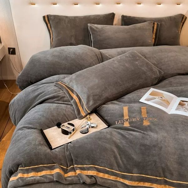 Top Bedding Besigner bedding sets 4 pcs Light luxury milk velvet four-piece set Coral velvet thickening Bed sheetsContact us to view picture