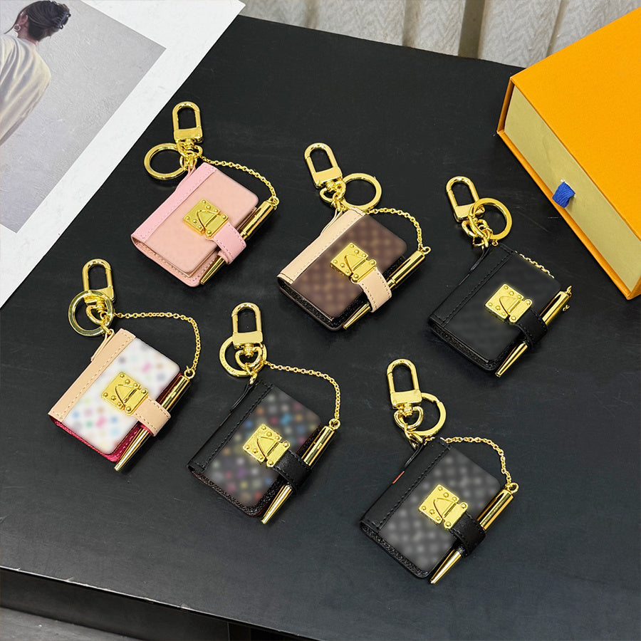 Designer Keychain Notebook Pendant Notepad Couple Keychain Fashionable Multi Pattern Handmade Leather Hanging Rope Men Car Keychain Women Keychain