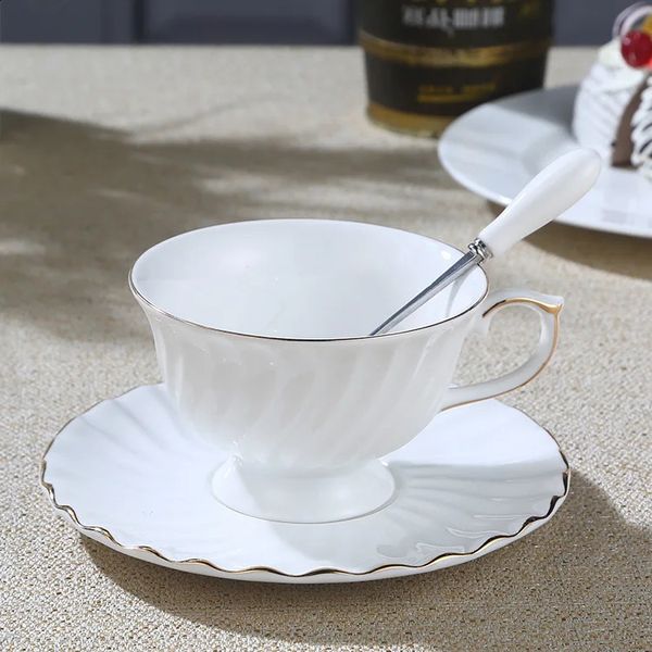 European Ceramic Coffee Cup Set Creative Bone China Simple Afternoon Tea Saucer English Red TeaCup 240729