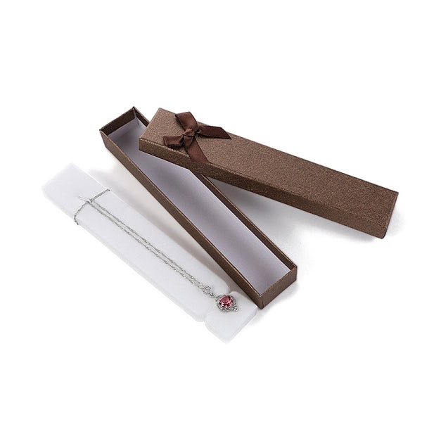 Cajas rectangulares de papel para collares con lazo.