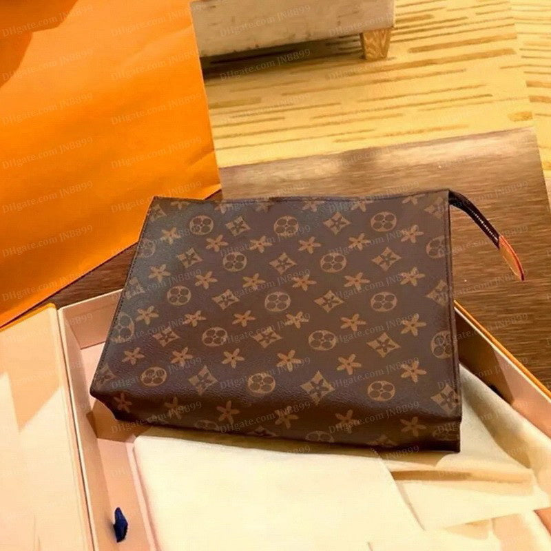 Designer Bags Travel Toiletry Toilet Pouch 26 CM Beauty Case Wash Bag Leather Women Clutch Mono Waterproof Men Cosmetic Bags Luxurys Designer Cases