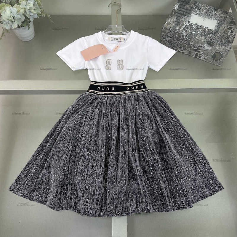 Top one girls dress suit baby two-piece Multiple styles kids designer clothes T-shirts and long skirts A070X02N024